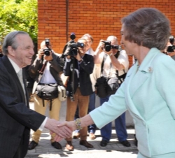 Su Majestad la Reina a su llegada a la Sede de la FAD, recibe el saludo del presidente de la FAD, José Ángel Sánchez Asiaín